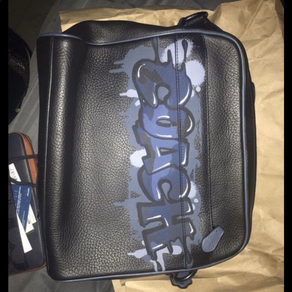 I’m selling a men Designer coach bag